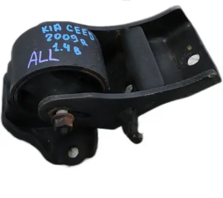 Engine mount vacuum valve