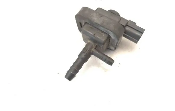 Ford Mondeo Mk III Vacuum valve 1S719C915