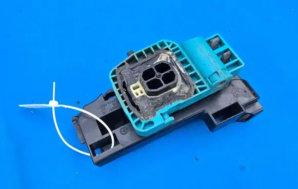 BMW 7 G11 G12 Radiator mount bracket 8632126