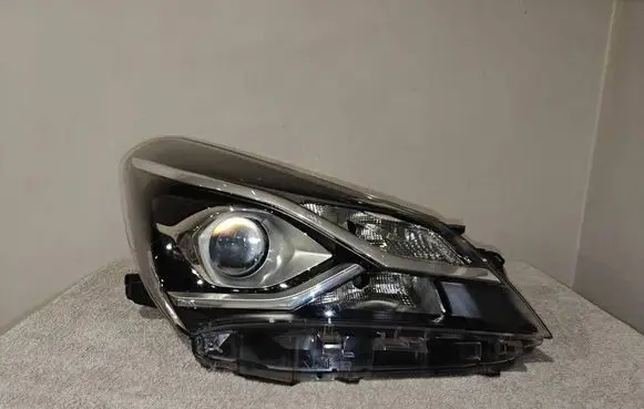 Toyota Yaris Headlight/headlamp 