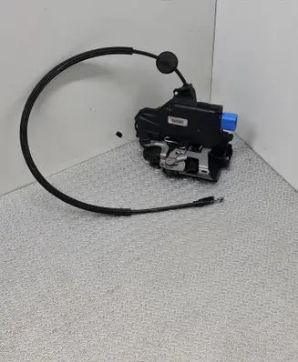 Volkswagen Touareg I Rear door lock 7L0839016