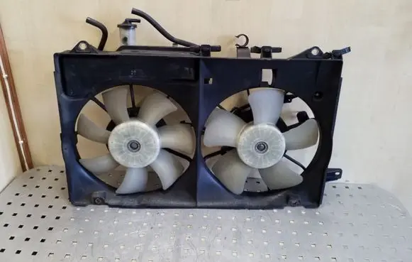 Radiator cooling fan shroud