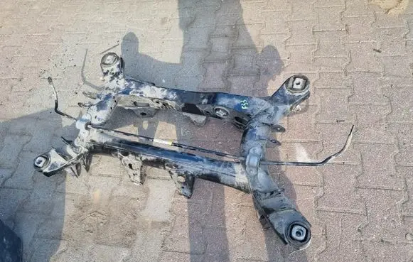 BMW 4 F32 F33 Rear axle beam with reductor 6863151