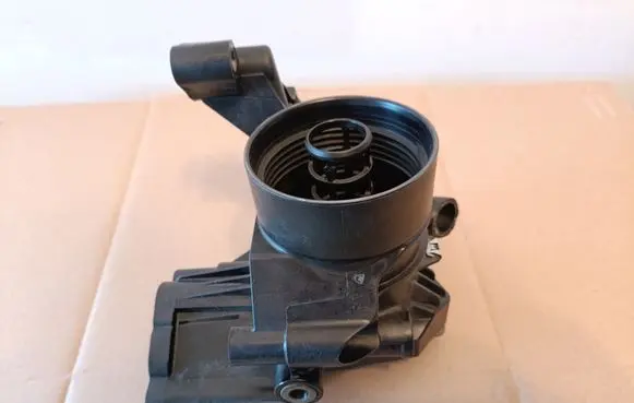 Volkswagen Touran III Oil filter mounting bracket 03N115389K