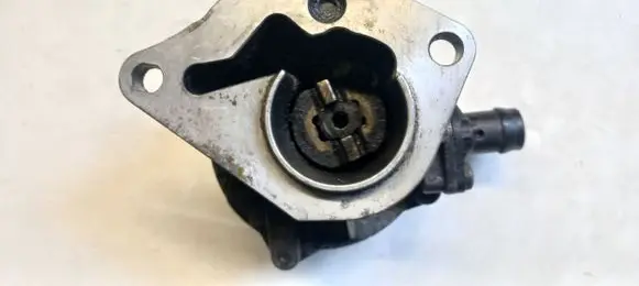Volvo S40, V40 Vacuum pump 8200072985 04TC610545 72238908F