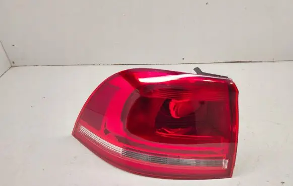 Volkswagen Touareg II Rear/tail lights 7P6945095B
