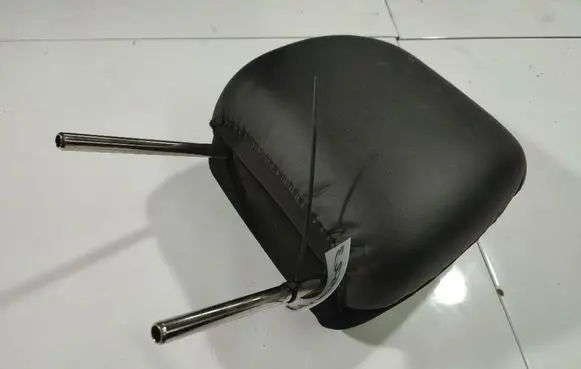 Mazda 3 II Front seat headrest 