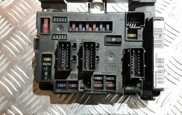 Citroen C5 Fuse module 964310098000