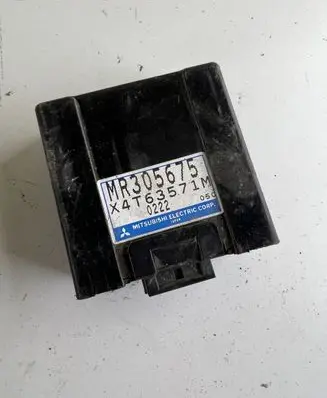 Mitsubishi Pajero Door central lock control unit/module MR305675 X4T63571M