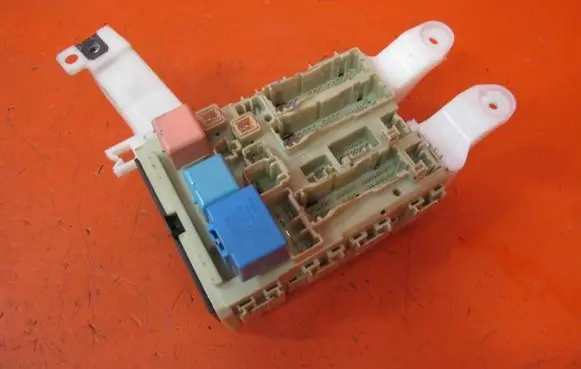 Toyota Auris 150 Fuse box set 8273002J50A