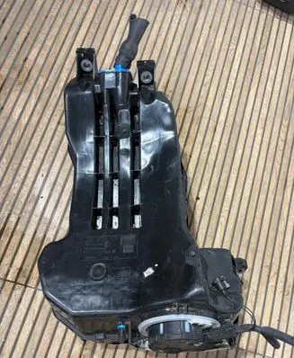 Audi Q7 4M AdBlue liquid reservoir 4m0131878