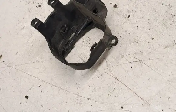 Toyota Avensis T270 Fog light bracket 90008490
