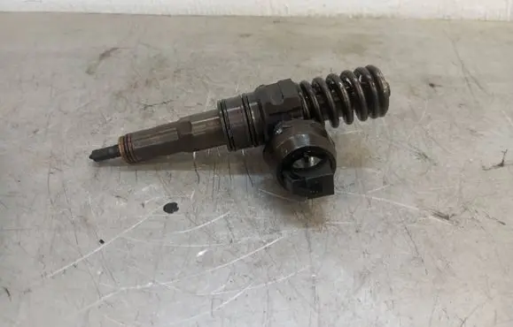 Volkswagen Golf V Fuel injector 038130073BQ