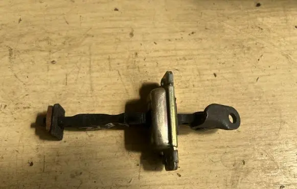 Hyundai Getz Front door check strap stopper