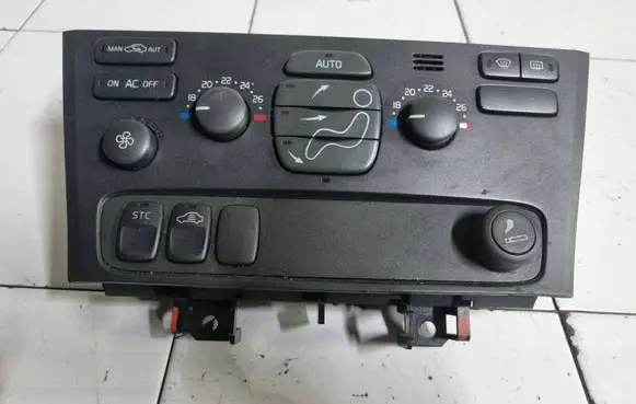 Volvo S60 Climate control unit 8682930 M633CA00077 02W33E