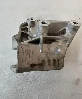 Volvo XC90 Engine mounting bracket 31430490