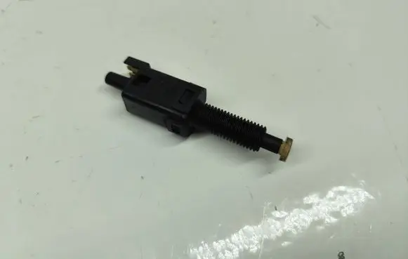Volkswagen PASSAT B5.5 Brake pedal sensor switch 811907343B
