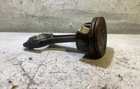 Dodge Challenger Piston with connecting rod A1467010900