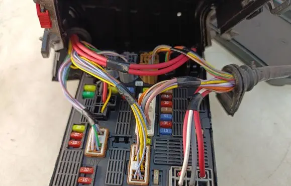 Renault Scenic III - Grand scenic III Fuse module 284B62342R 0231031100446
