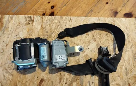 Mercedes-Benz C AMG W204 Front seatbelt 610035800D 18080277 A07303113