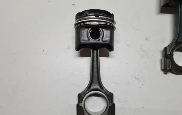 Mercedes-Benz E W210 Piston with connecting rod 87L32 OM606