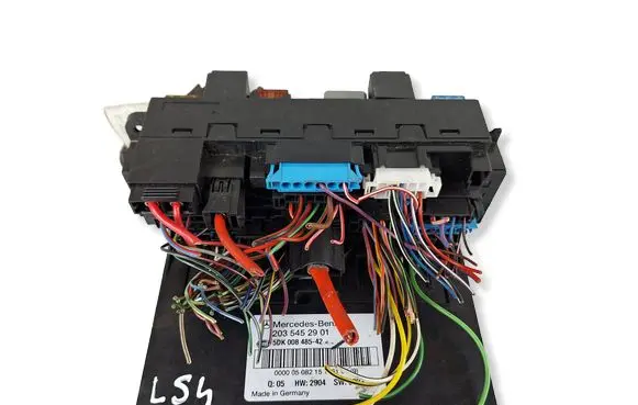 Mercedes-Benz C W203 Fuse module 2035452901 A2035452901