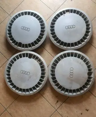 Audi 100 200 5000 C3 R16 wheel hub/cap/trim 811601147B