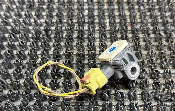 Volkswagen Touareg II Airbag deployment crash/impact sensor 7P0959651