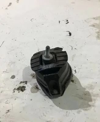 BMW 5 E60 E61 Engine mount bracket 6769874