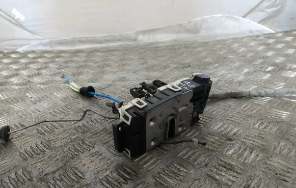 Mercedes-Benz CLA C117 X117 W117 Front door lock A1667200635