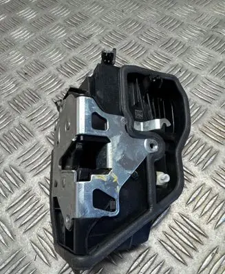 BMW X3 F25 Front door lock 7318424
