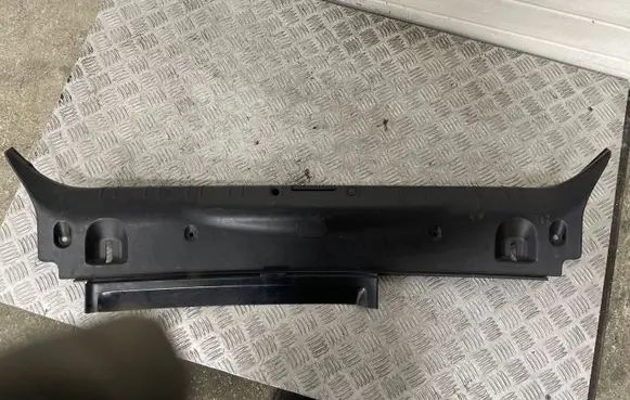 Trunk/boot sill cover protection