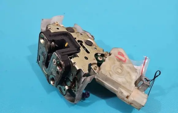 Nissan X-Trail T30 Front door lock IMPRK1371531