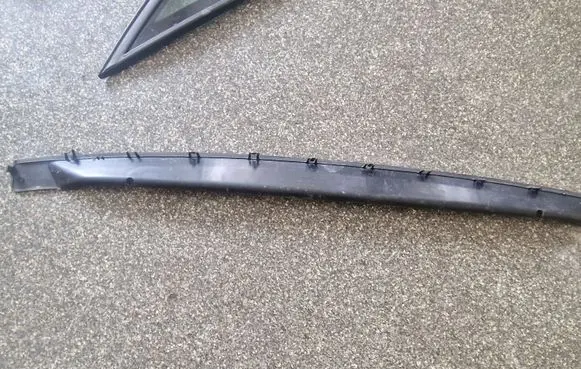 Rear bumper trim bar molding