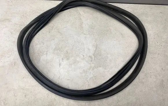 Rear door rubber seal (on body)