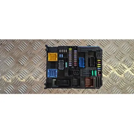 Peugeot 208 II Comfort/convenience module 9832880380