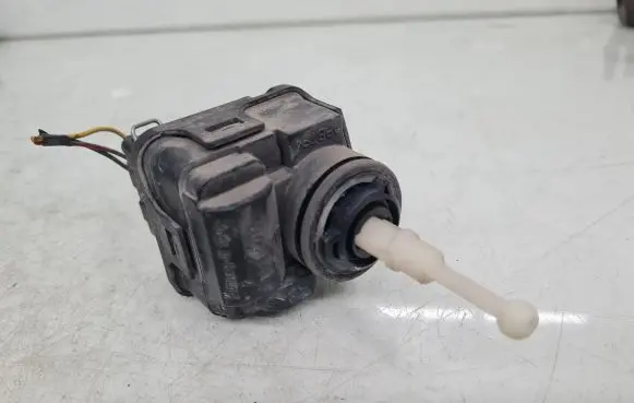 Volkswagen PASSAT B4 Headlight level adjustment motor 3A0941295