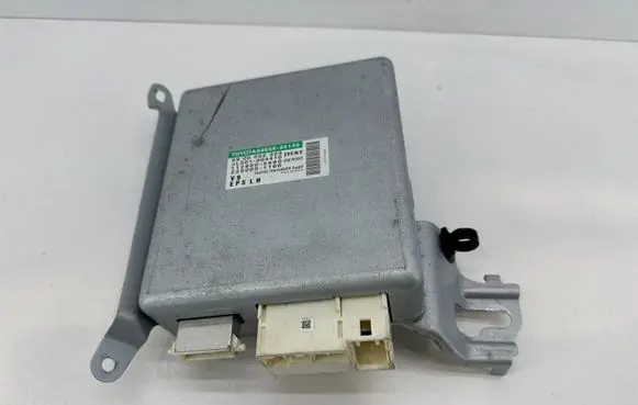Toyota Avensis T270 Power steering control unit/module 8965005140