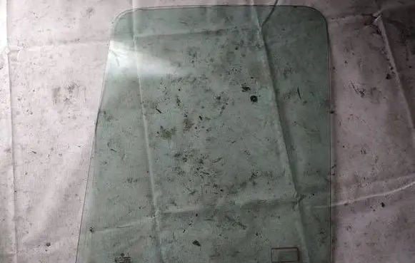 Volkswagen II LT Front door window glass four-door as2