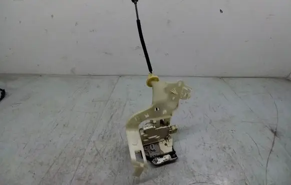 Volkswagen Touareg II Rear door lock 4G0839016A