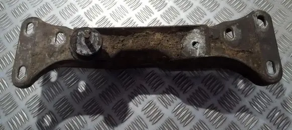 BMW 5 E39 Engine mounting bracket