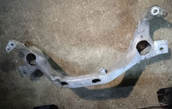 Volkswagen Touareg II Engine mounting bracket 7L8199207A