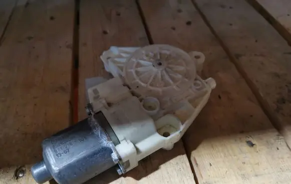 Mercedes-Benz C W204 Front door window regulator motor A2048200242
