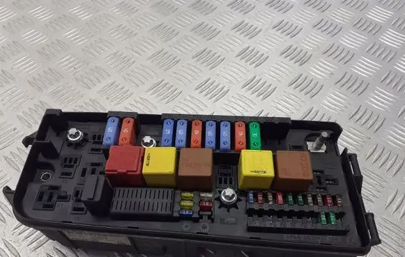 Opel Signum Fuse box cover 13144709