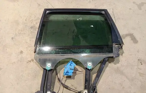 Volkswagen Touareg I Rear door window/glass frame 