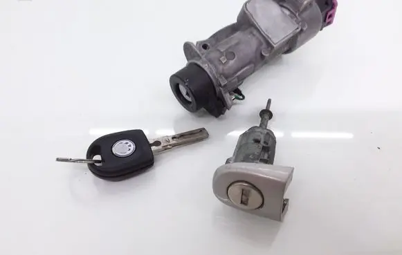 Volkswagen PASSAT B5 Ignition lock 4B0905851A
