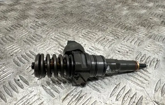 Volkswagen Golf V Fuel injector 0414720313