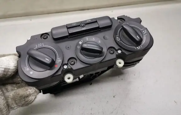 Volkswagen Touran I Climate control unit