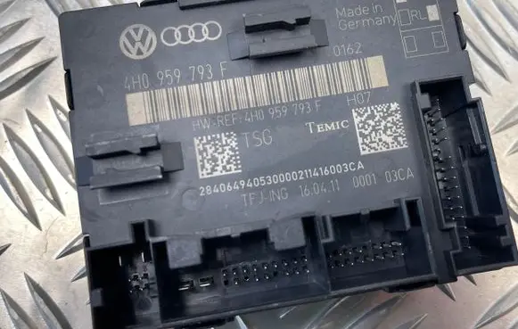 Volkswagen Touareg II Door control unit/module 4H0595793F