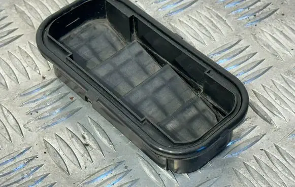 Mercedes-Benz Sprinter W901 W902 W903 W904 Quarter panel pressure vent A9018300042